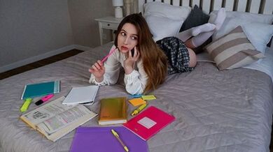 操我大学成绩不好的继姐，然后射在她紧致的小穴里